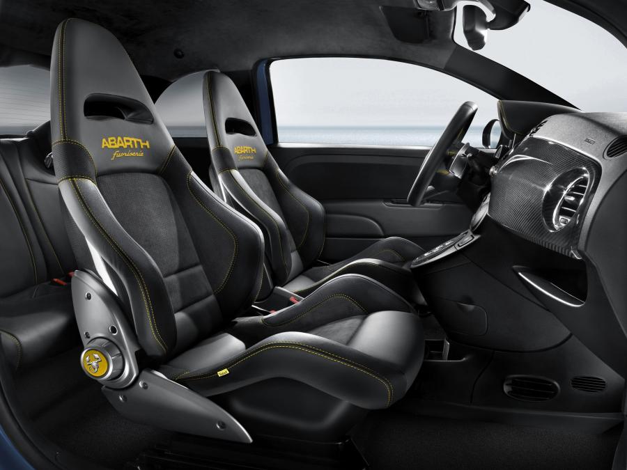 Интерьер Abarth 695 Fuori Serie 2012 года  (фото 3 из 4)